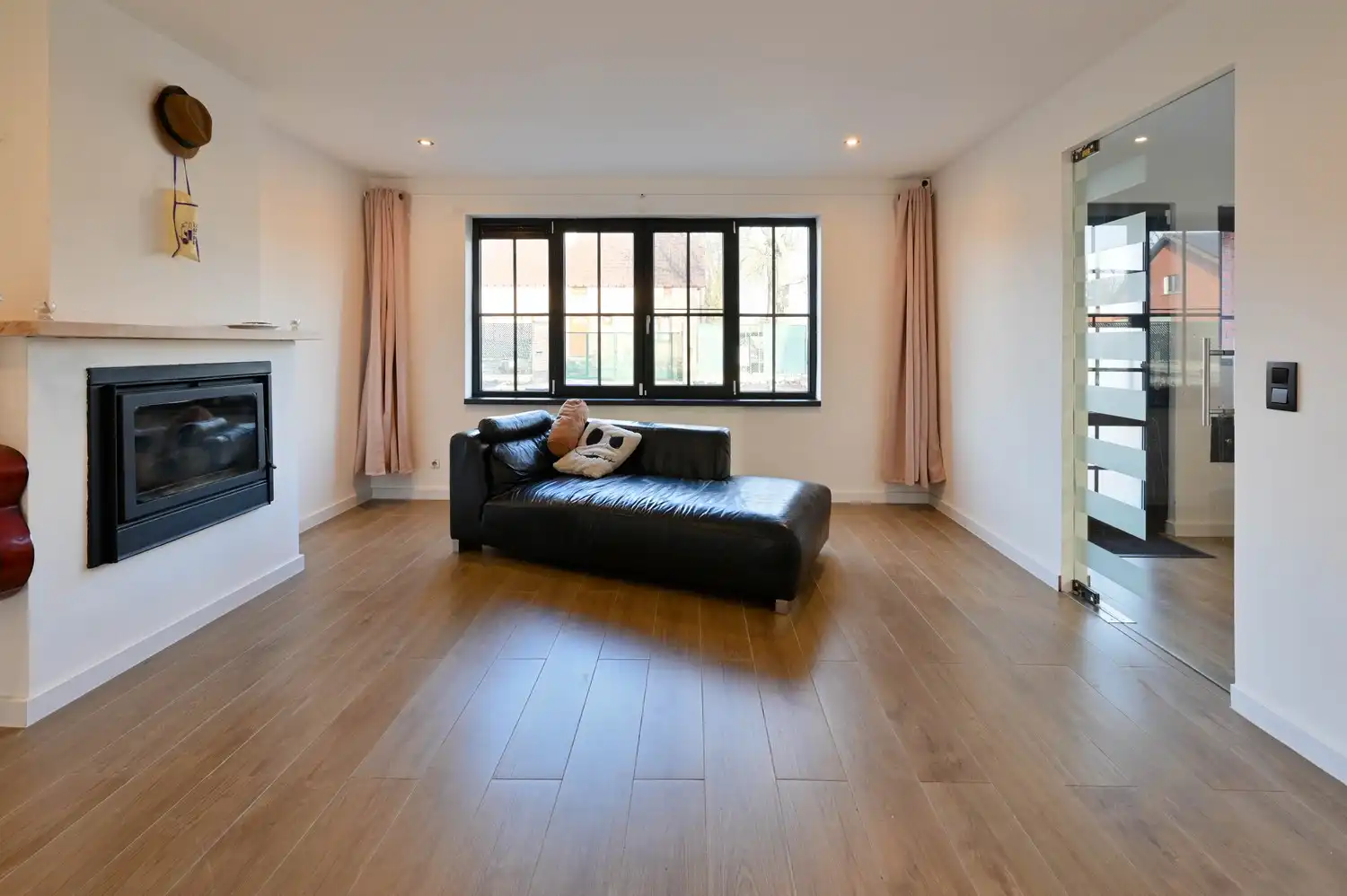 Prachtig gerenoveerde villa woning, gelegen in een rustige straat met bijgebouw 500m² foto 8