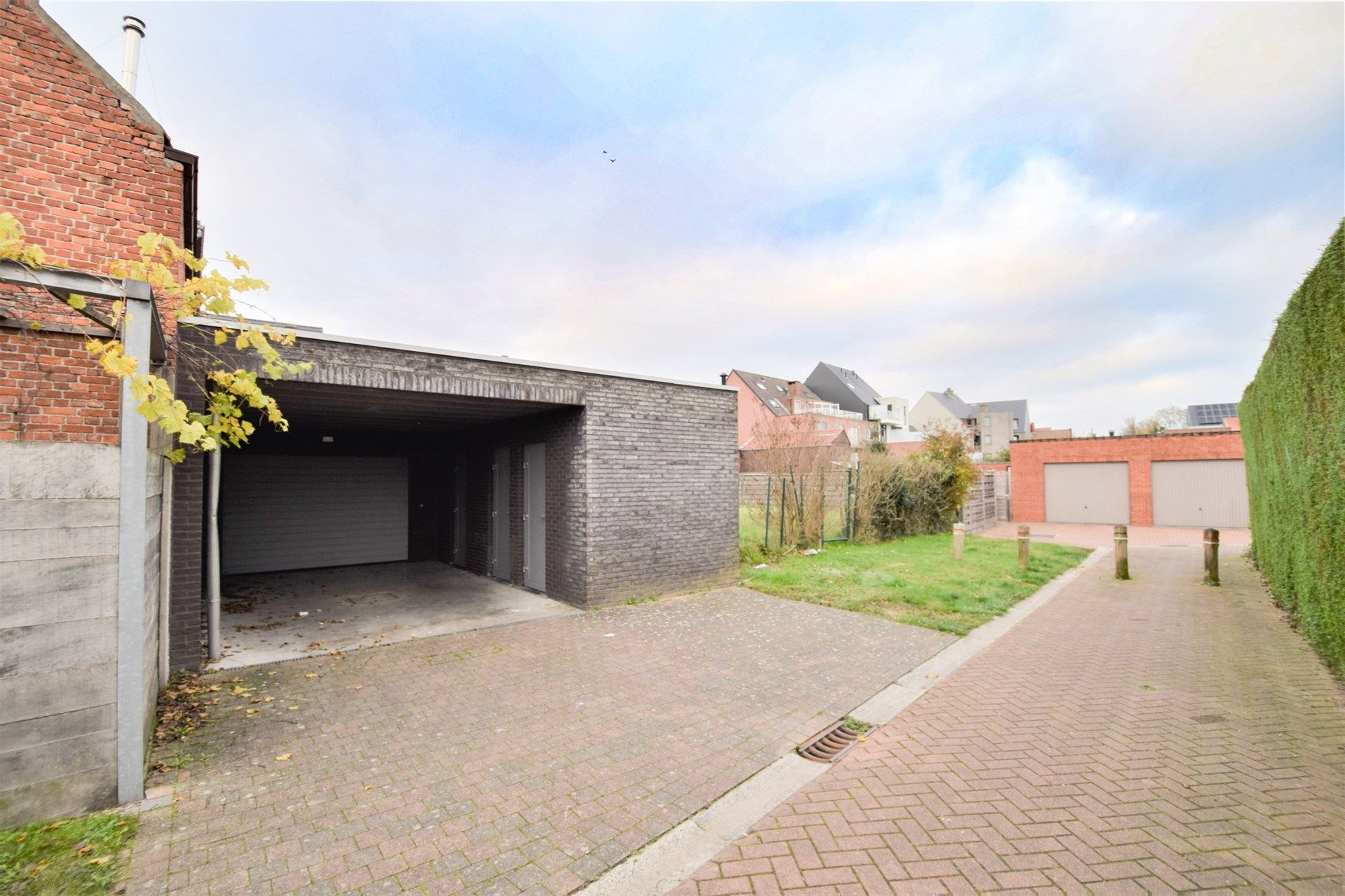 Magazijn nabij het centrum van Sint-Gillis-Waas foto {{pictureIndex}}