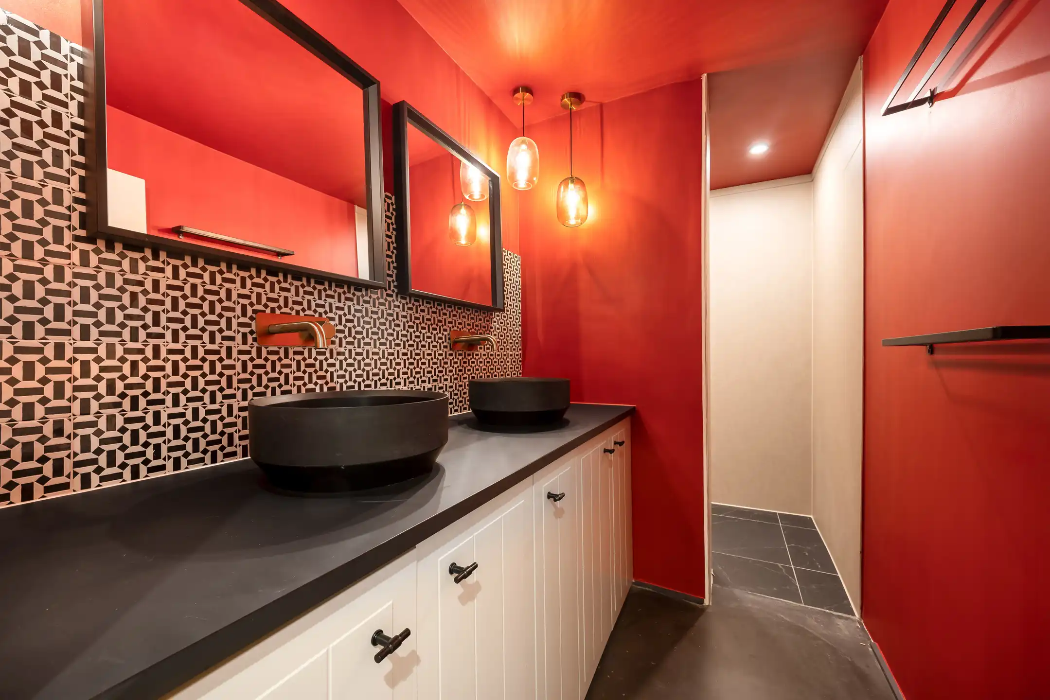 Een designparel in het groen met prachtige buiten bar foto 32