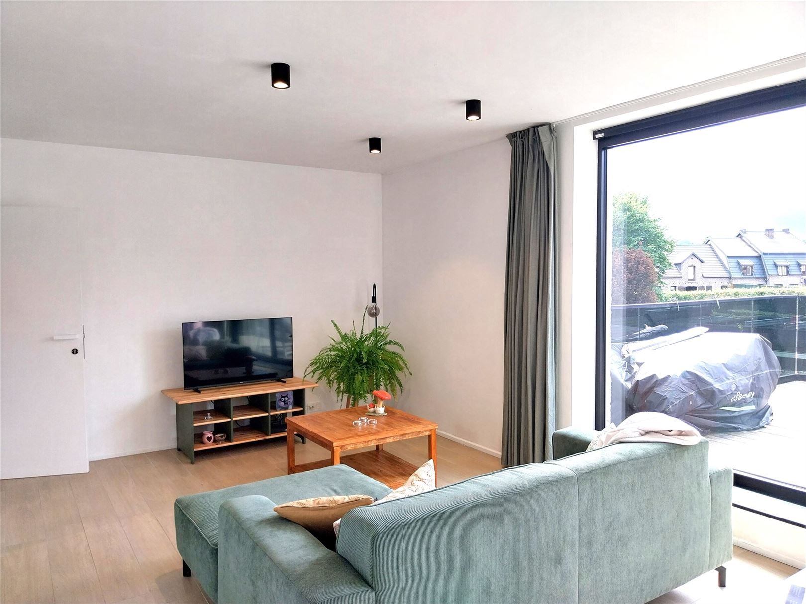 TE HUUR: Appartement met 1 slaapkamer en ruim terras te Stal! foto 2