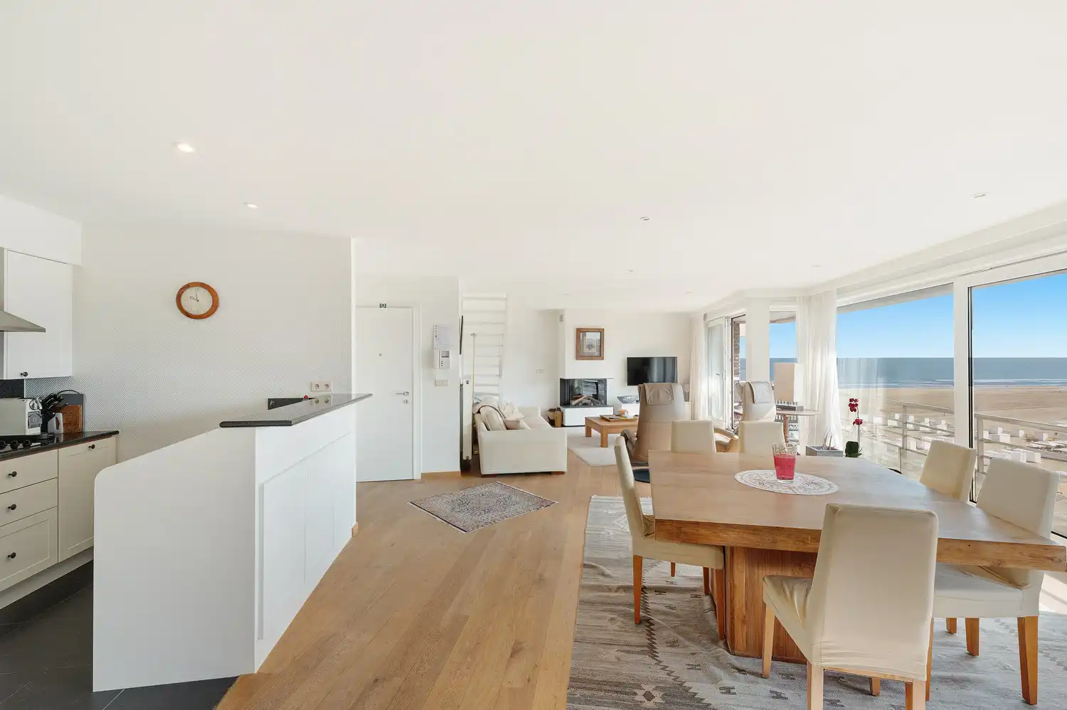 Exclusief duplexappartement met riant zonneterras en panoramisch zeezicht aan het Heldenplein foto 4