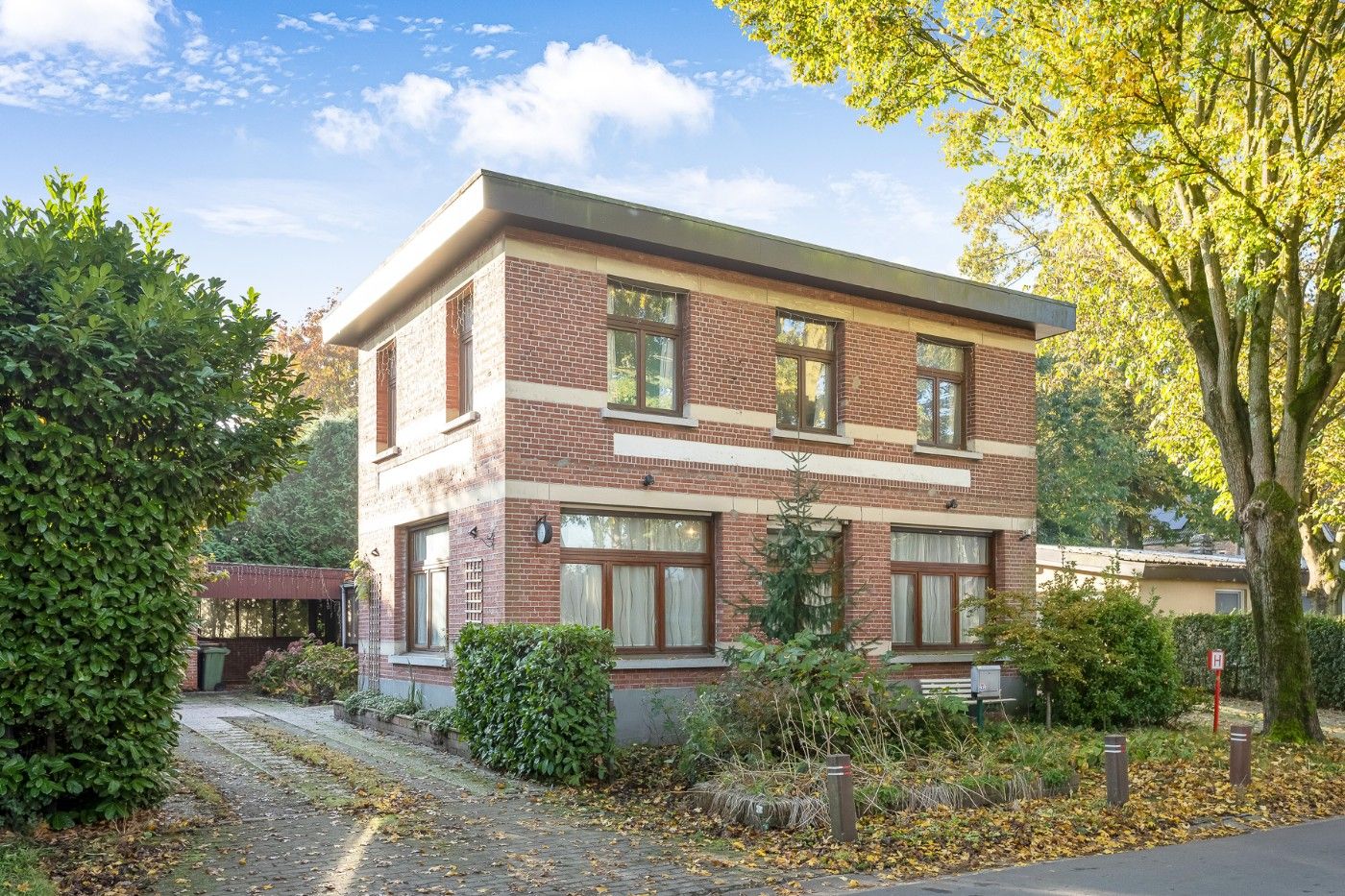 Hoofdfoto van de publicatie: Te renoveren woning met 4 slpk., garage en tuin