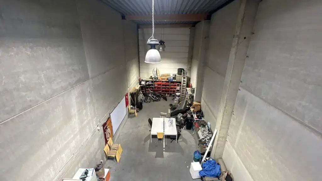 Magazijn met kantoor te huur vlakbij R4 in Evergem foto 9