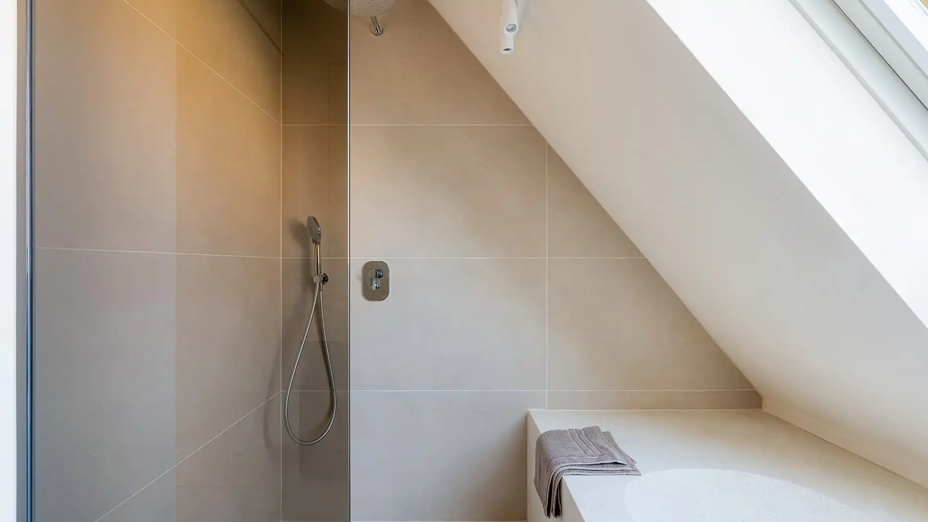 Alleenstaande en luxueus gerenoveerde villa op een rustige en residentiële ligging in Knokke foto 26