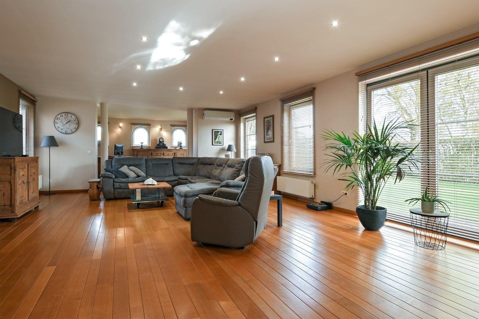 Instapklaar landhuis met tuin en interessant bijgebouw foto 6