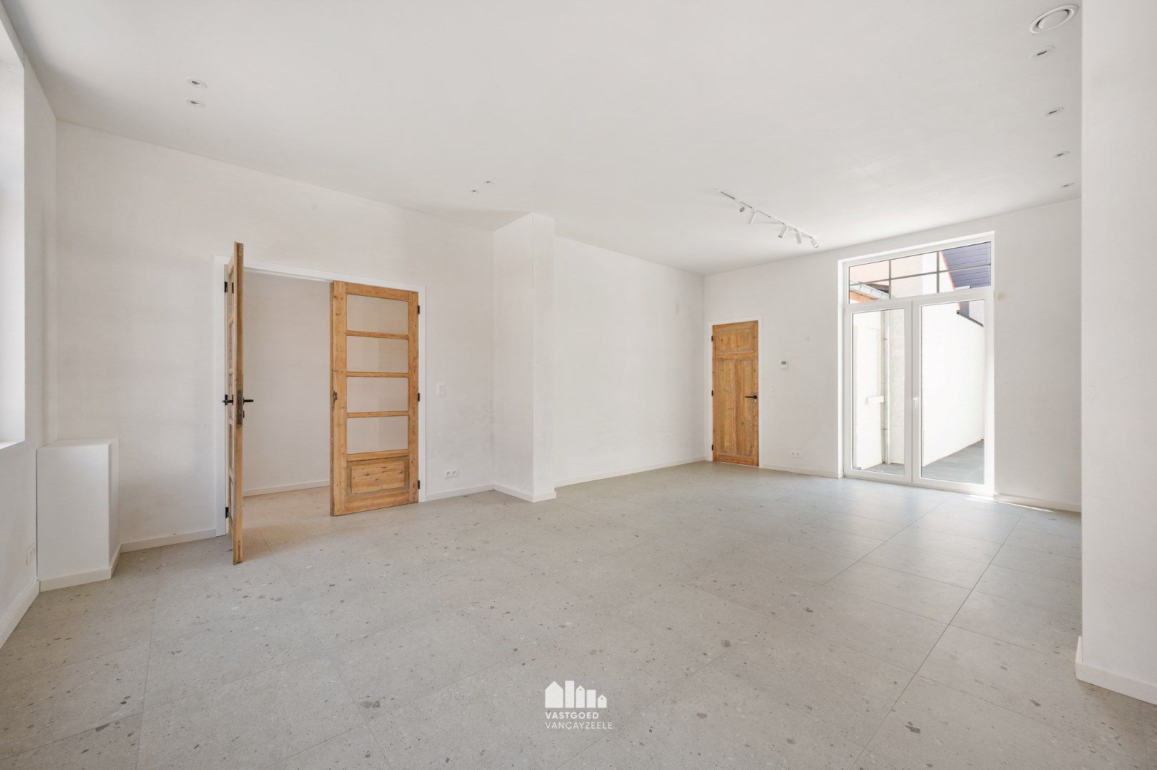 Volledig gerenoveerde herenwoning met grote koer op centrale ligging.  foto 8