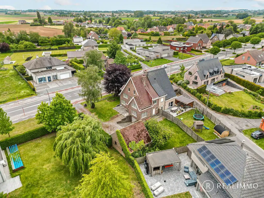Ruime te renoveren woning met dubbele garage! foto 2