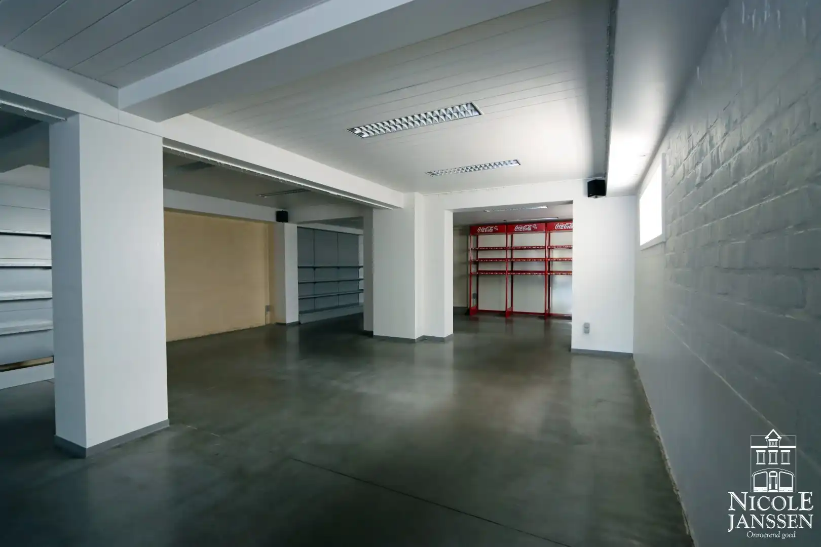 Grote loods en handelspand met bovengelegen woonst net buiten het centrum van Maaseik foto 11