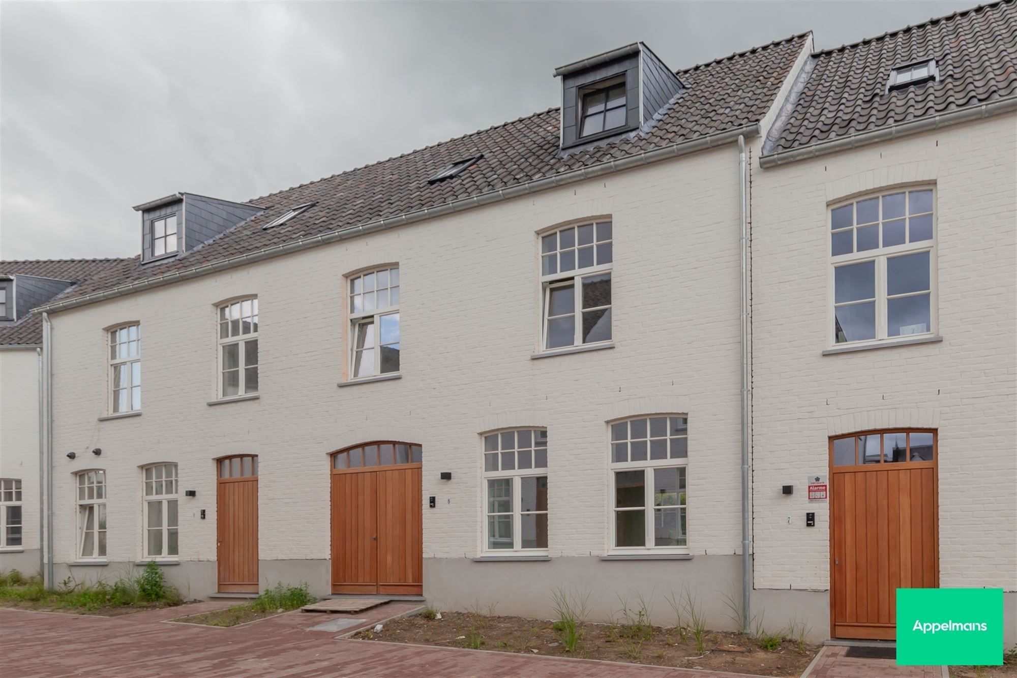 Nieuwbouw woning met 4 slaapkamers foto {{pictureIndex}}