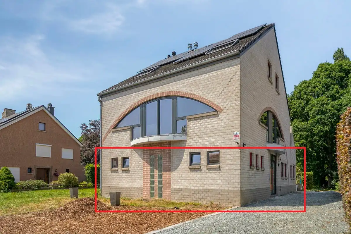 Gelijkvloers appartement op uitstekende ligging in Humbeek met tuin en parkeermogelijkheden foto {{pictureIndex}}