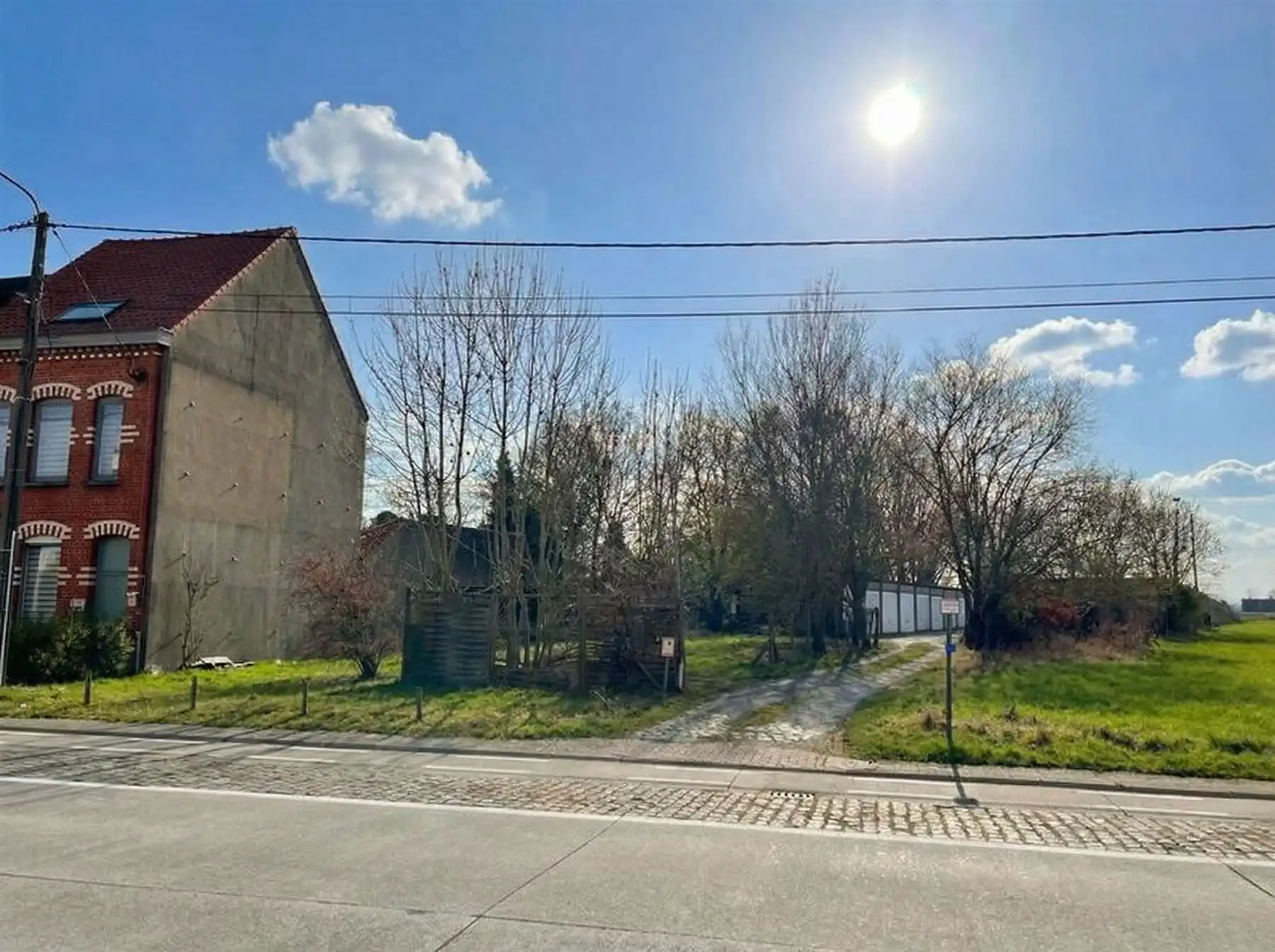 Ideale investering bouwgrond met 20 achterliggende garageboxen foto {{pictureIndex}}