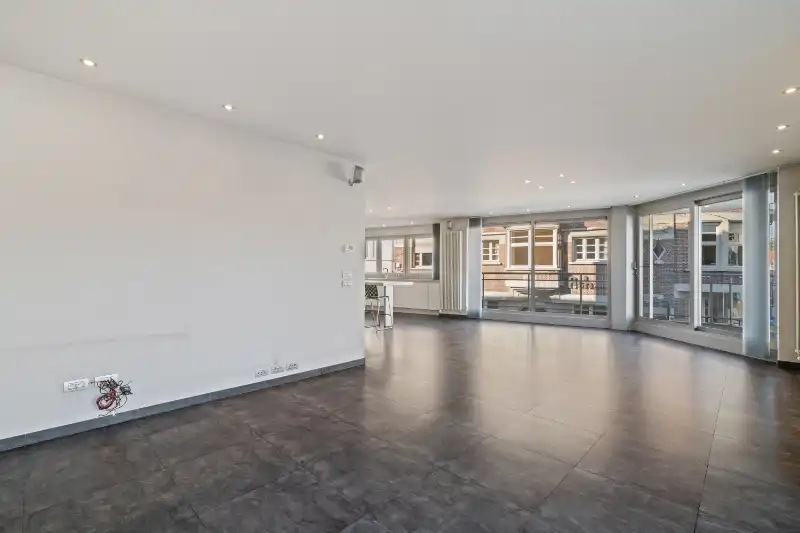 Roeselare-stadskern. Ruim en royaal wonen in het hart van Roeselare - dichtbij de Grote Markt&nbsp; Ruimte, licht, comfort en een absolute topligging. foto 5