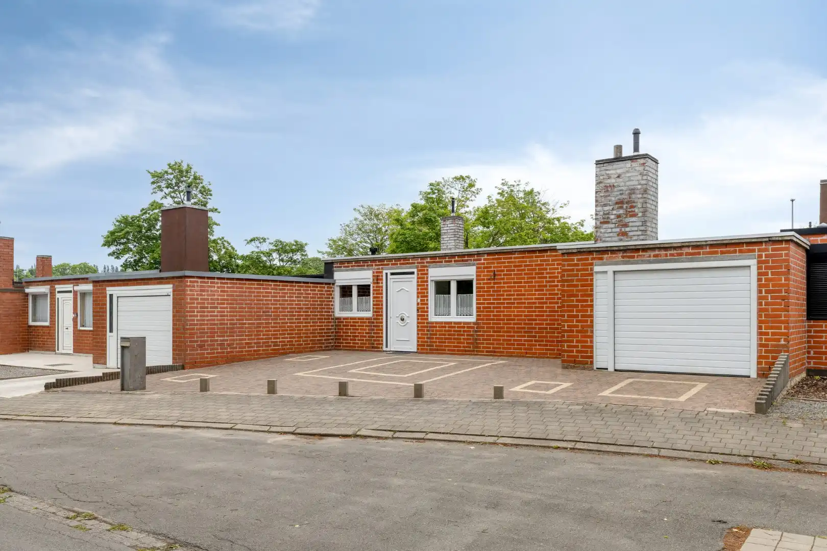 Rustig gelegen gelijkvloerse woning met 3 slaapkamers, garage en zonnige buitenruimte! foto {{pictureIndex}}