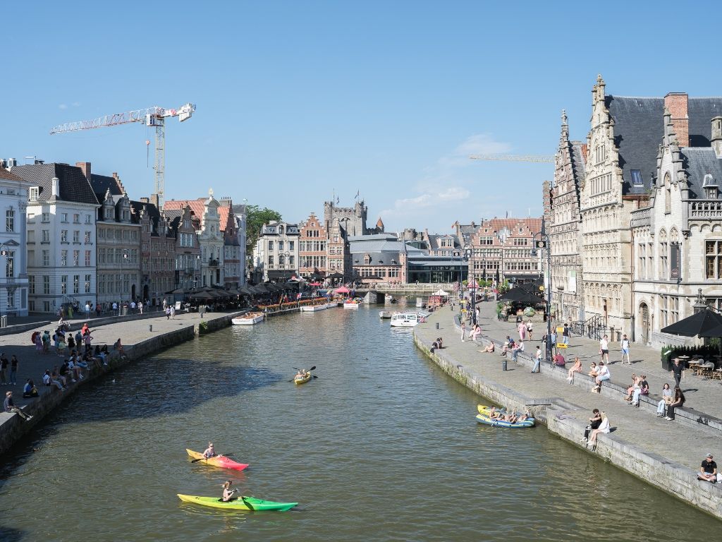 Indrukwekkend stadspaleis met imposant woonvolume, zwembad en parkeermogelijkheden foto 18