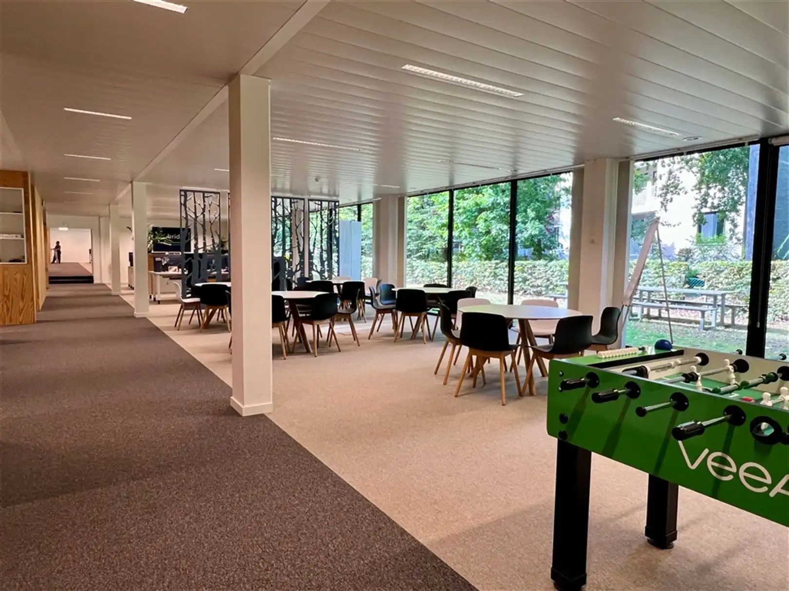 Ingericht kantoor met een overvloed aan natuurlijk lichtinval vlakbij de E40 foto 4