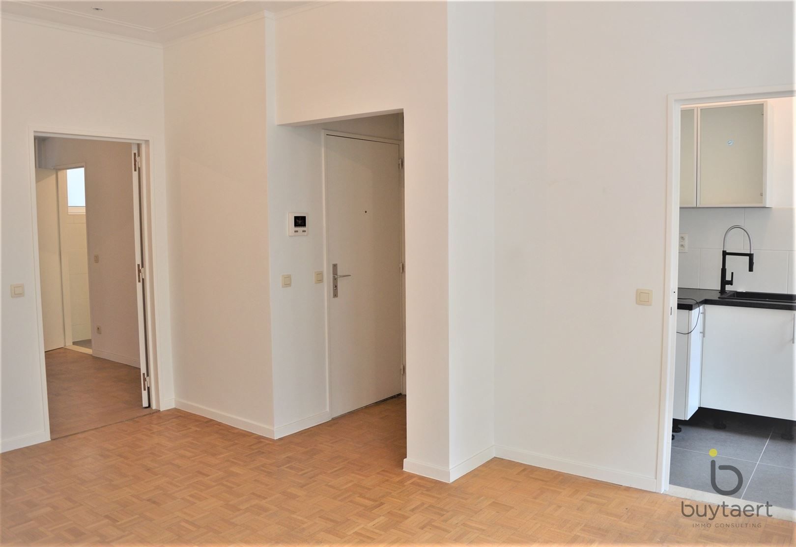 Zeer licht appartement gelegen in het hartje van de Stad! foto 4