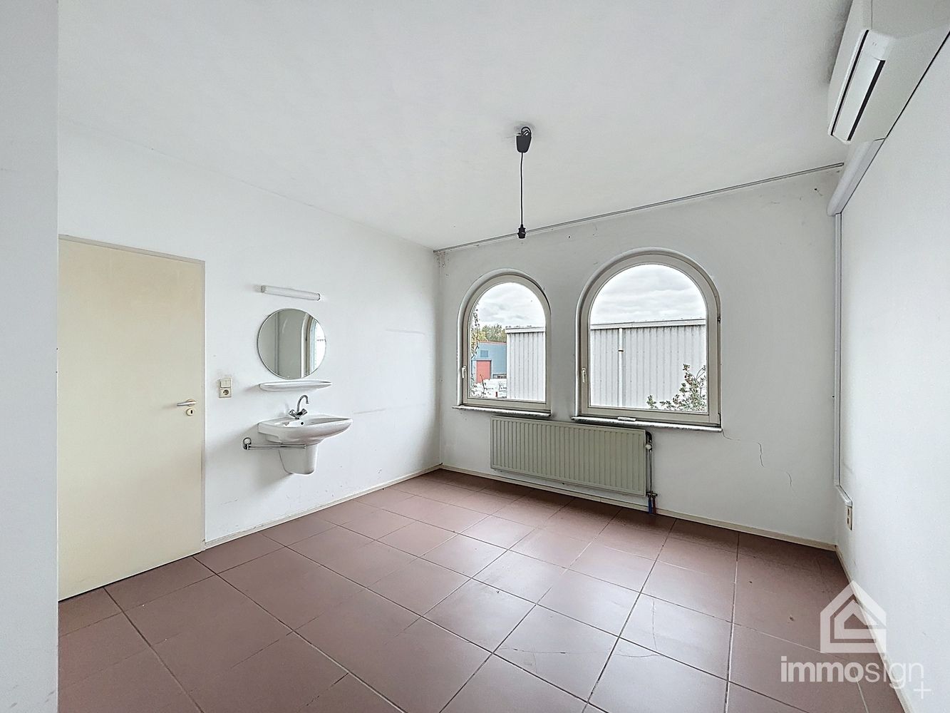 Bedrijfshal, kantoren en twee woonunits. Werken en wonen combineren op één strategische locatie! foto 25