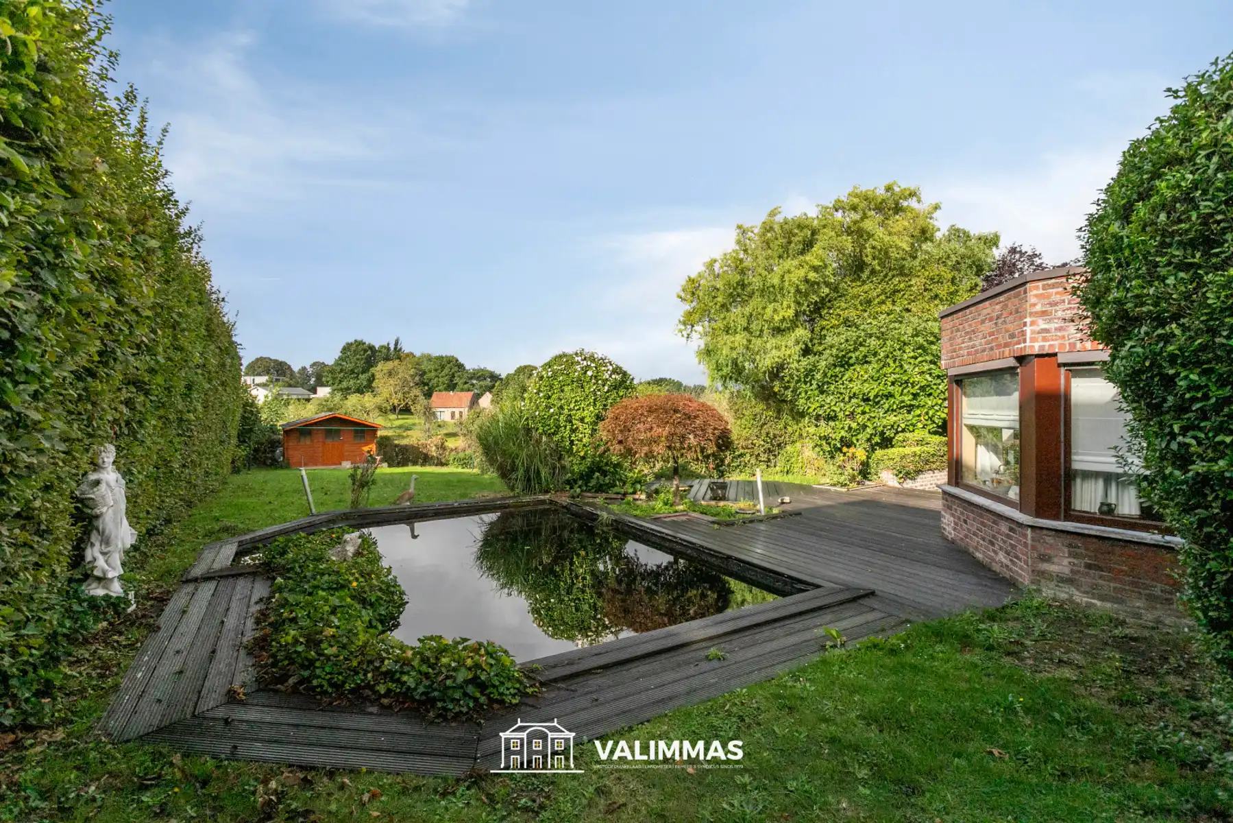 Zeer rustig gelegen villa met garage en tuin met zwemvijver foto 11