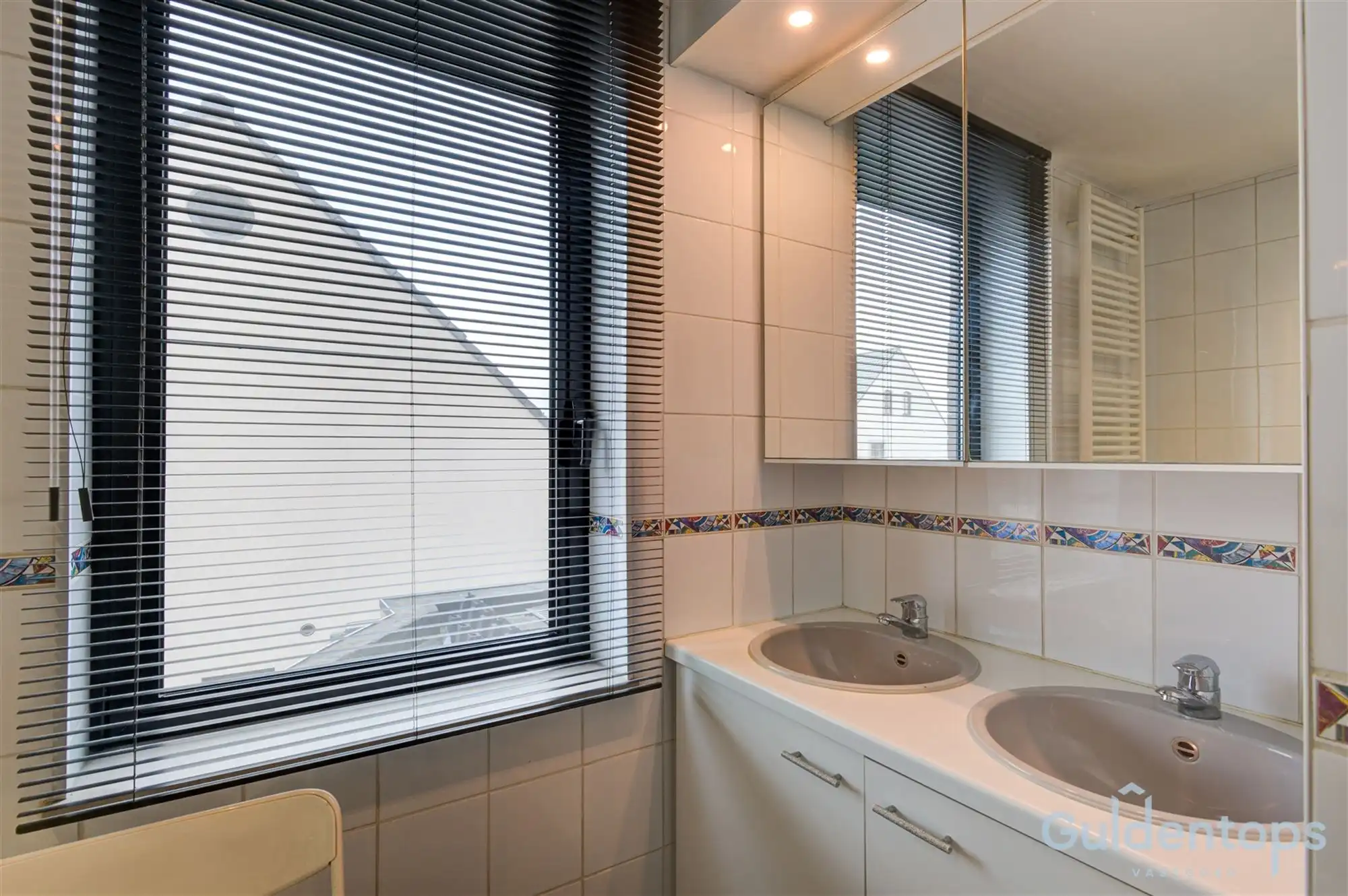 Zeer ruime instapklare half open woning met zwembad foto 25