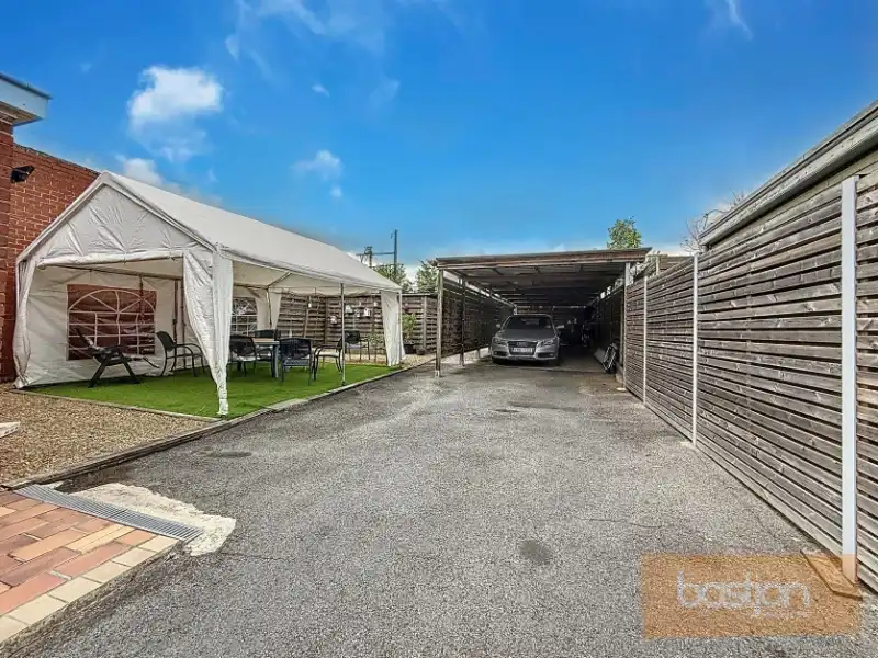 Halfopen bebouwing in rustige, doodlopende straat foto 8