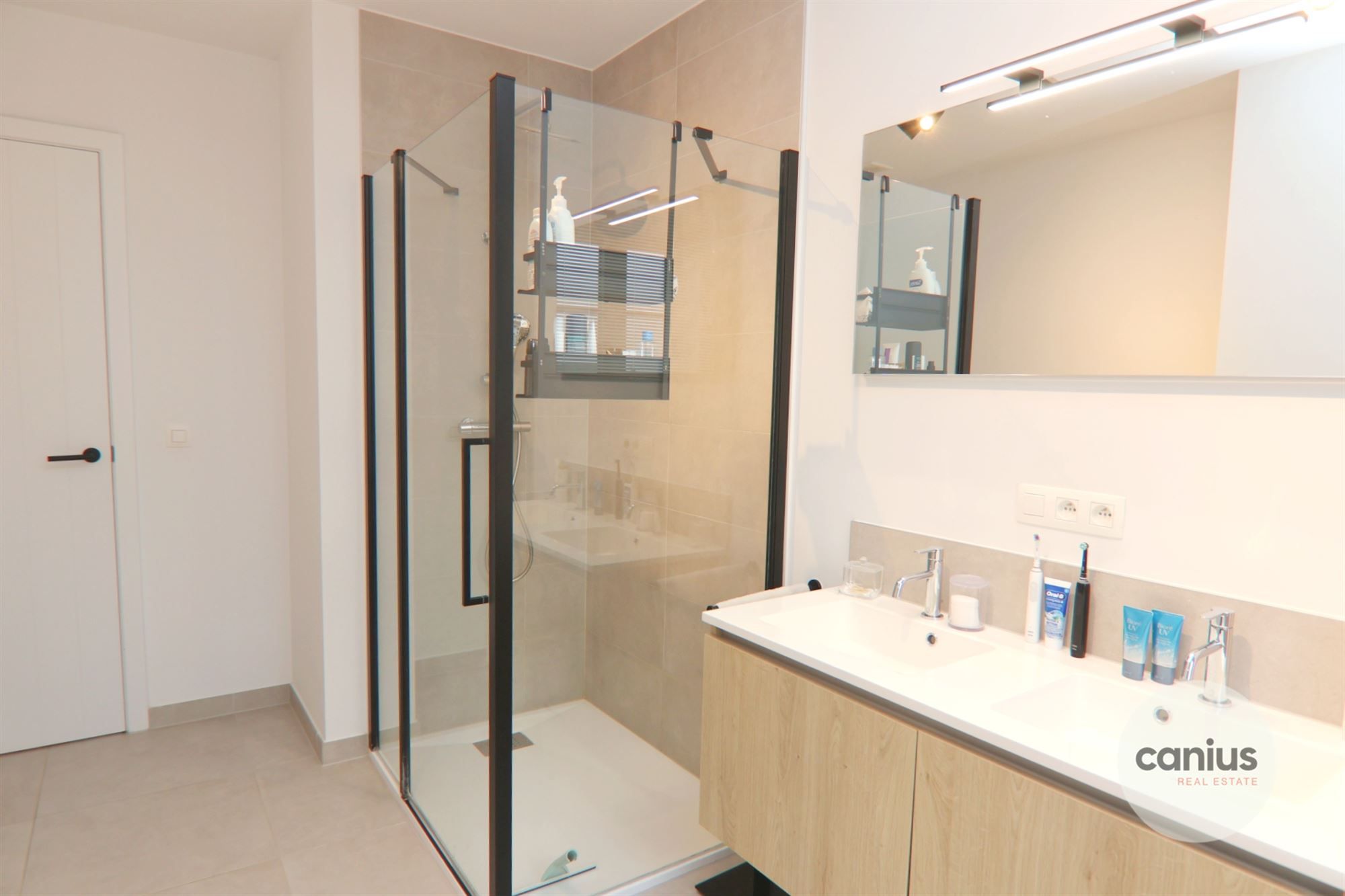 RUSTIG GELEGEN WONING MET 3 SLKS foto 10