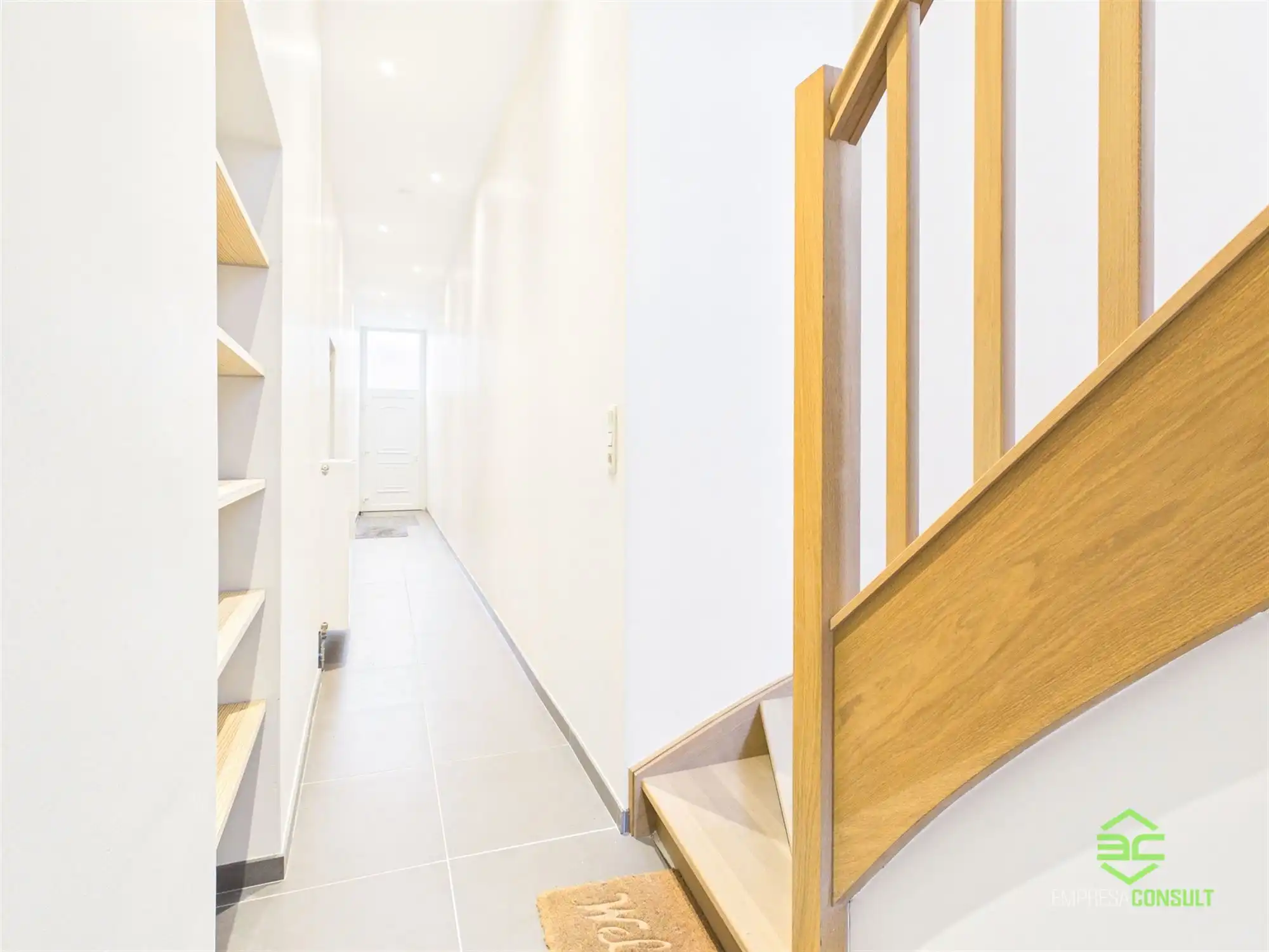 Gerenoveerde rijwoning met 3 slpk in het centrum! foto 3