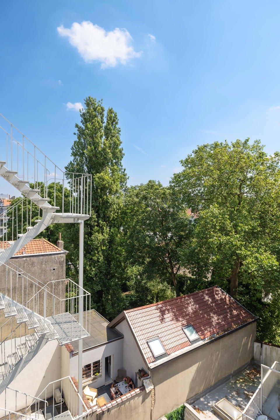 Mooie, zeer lichte studio foto 8