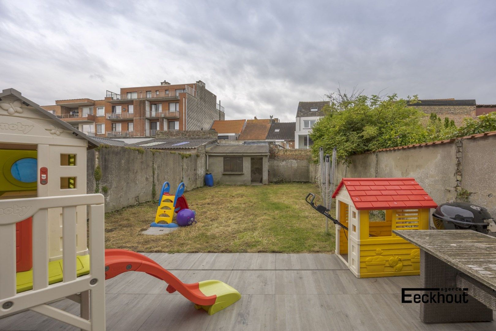 Grondig gerenoveerde woning met tuin, terras, garage en 4 slaapkamers te Oostende! foto 2