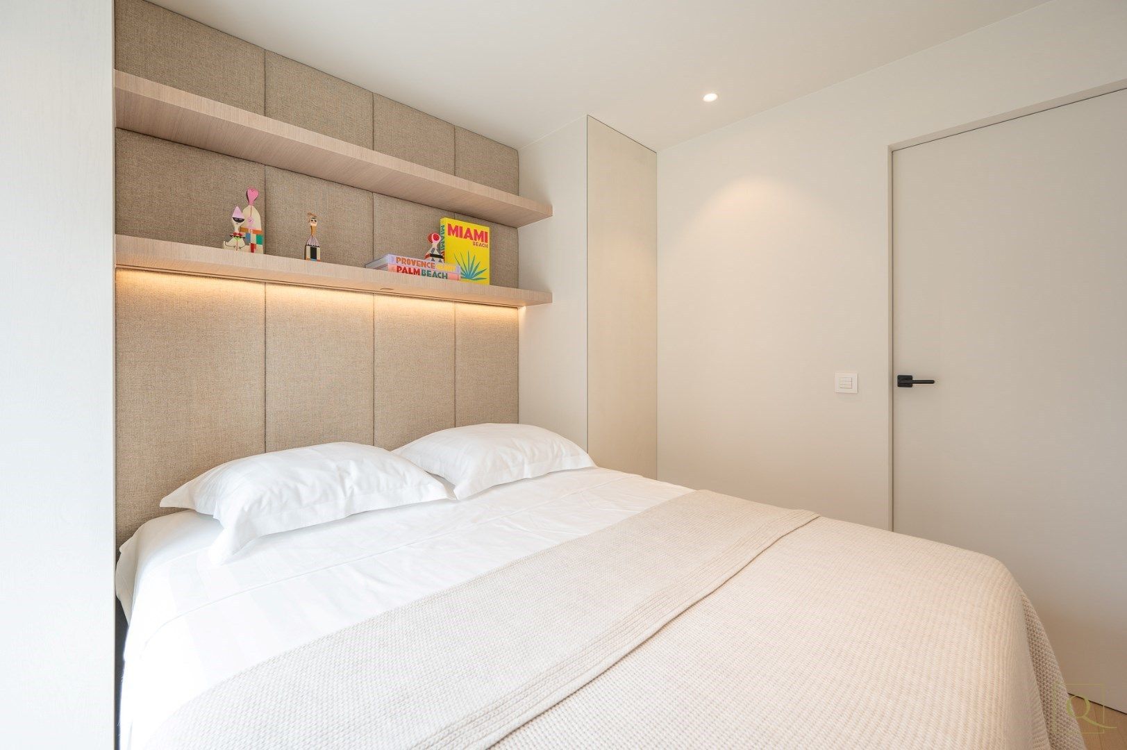 Uitzonderlijk luxueus afgewerkt appartement centraal gelegen in een rustige zijstraat van de Dumortierlaan, garagebox op het gelijkvloers. foto 17