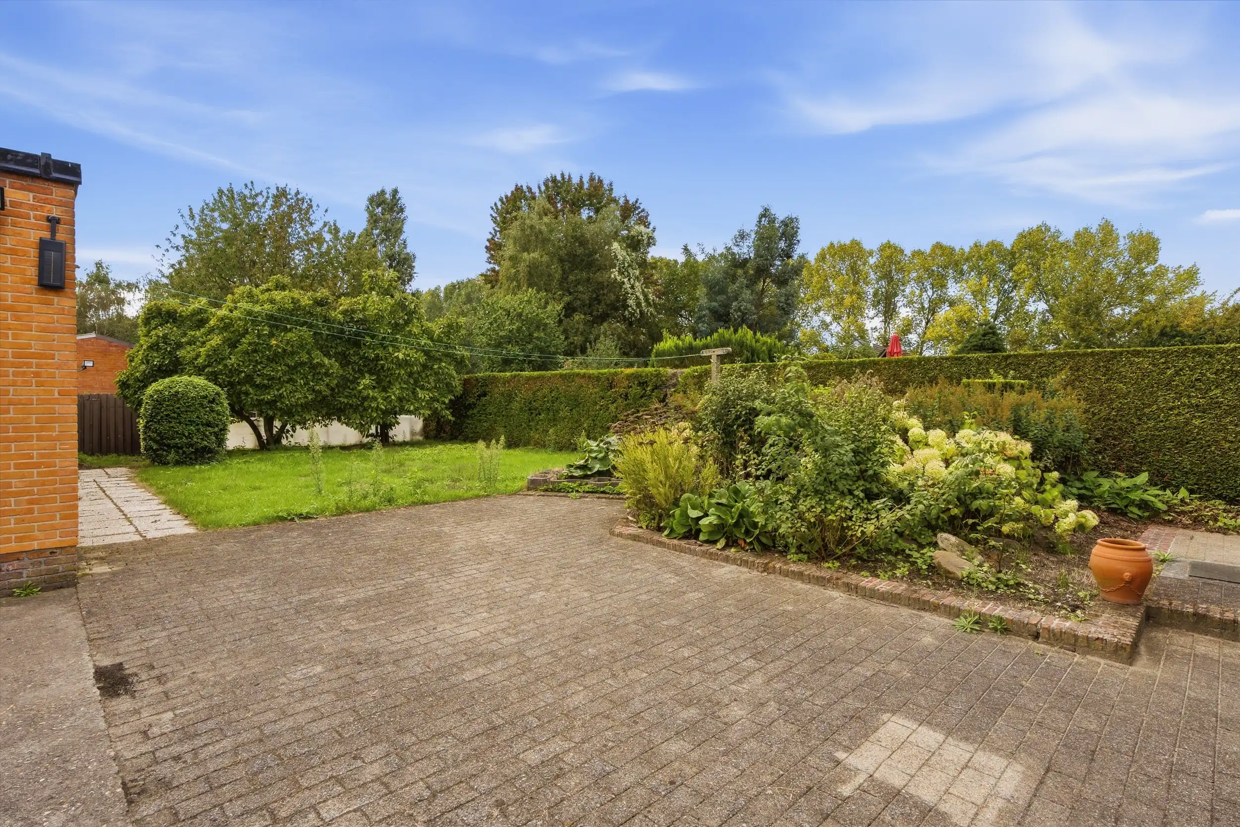 Ruime gezinshuis met garage in het groen foto 20