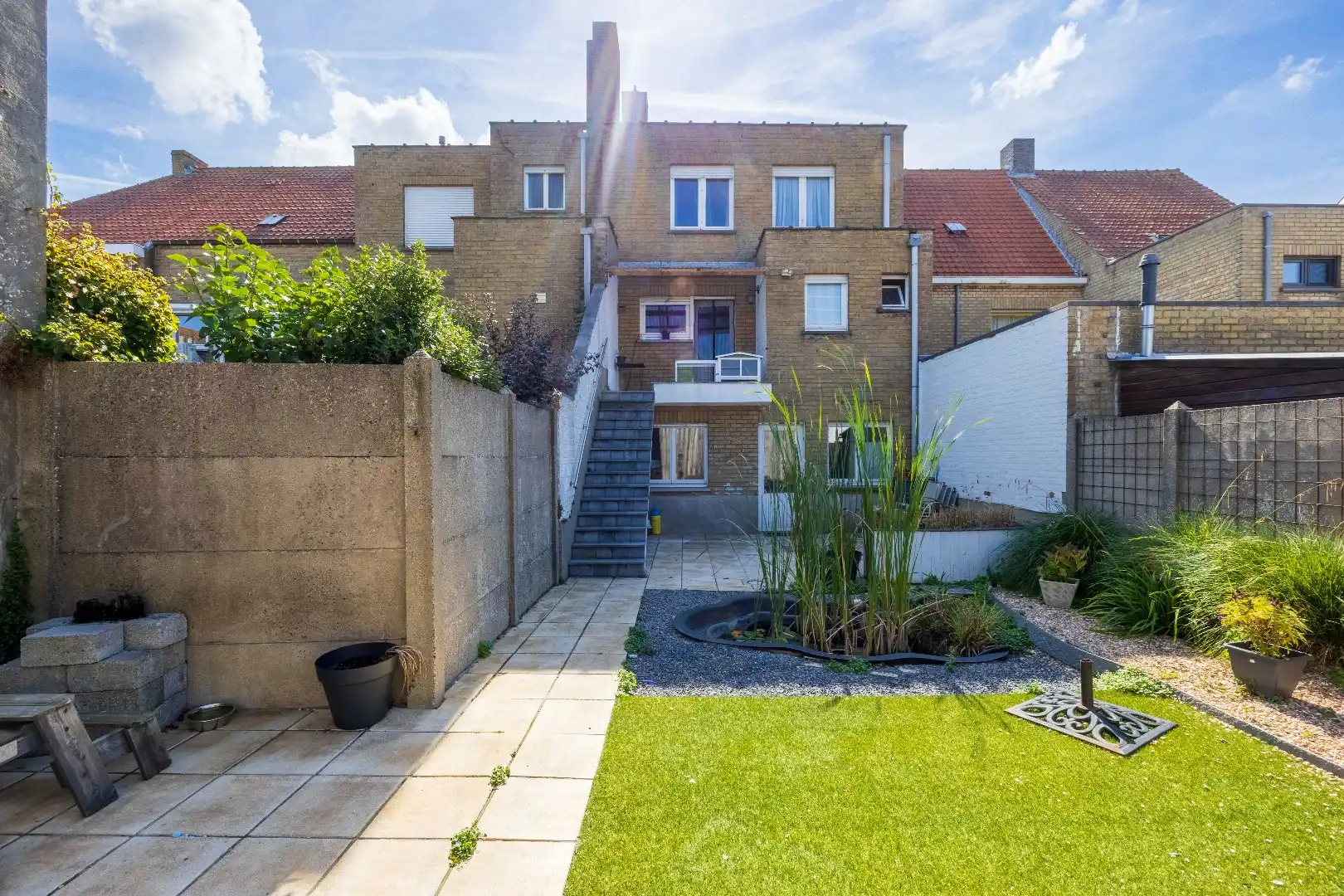 Instapklare bel-etagewoning met garage, zonnepanelen en aangename buitenruimte in het centrum van Heist. foto {{pictureIndex}}