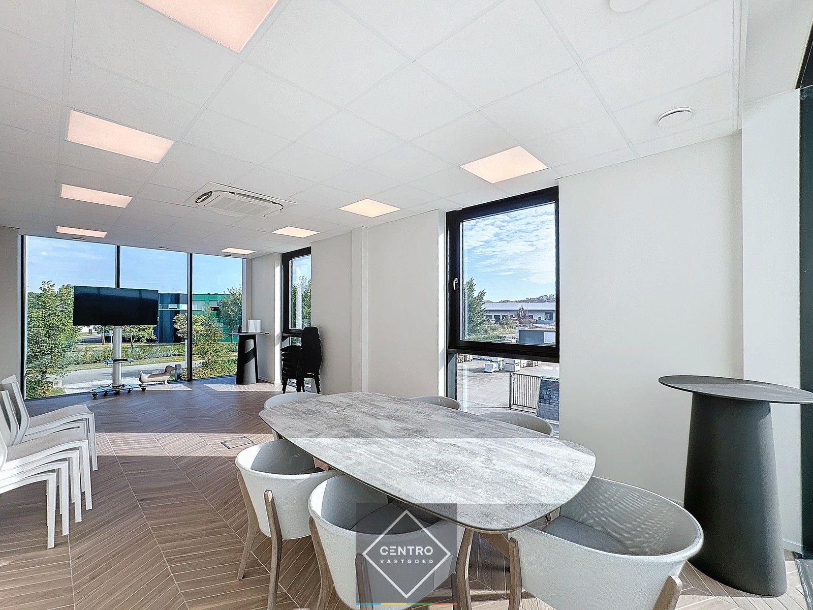 Splinternieuwe (° 2023) PLUG & PLAY kantoorruimte (38m²) met alle randaccommodatie te Oostende (naast de afrit "Zandvoorde". foto {{pictureIndex}}