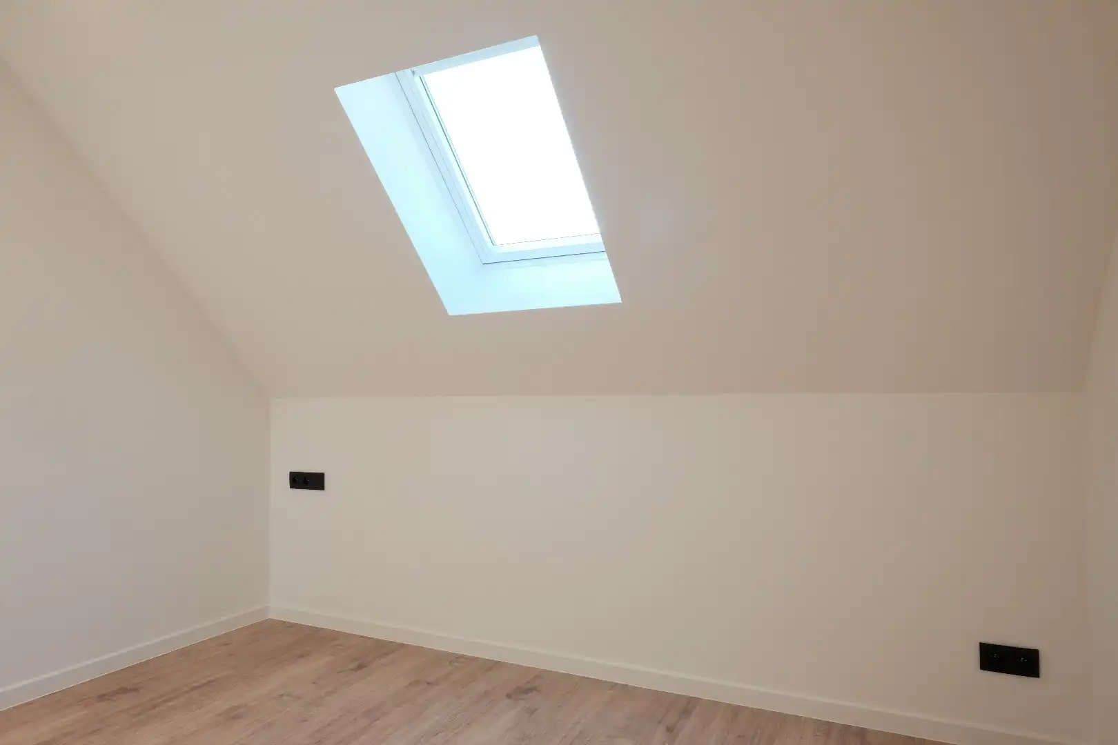 Volledig vernieuwde rijwoning met 3 slaapkamers, aangelegde tuin en private parkeerplaats foto 16