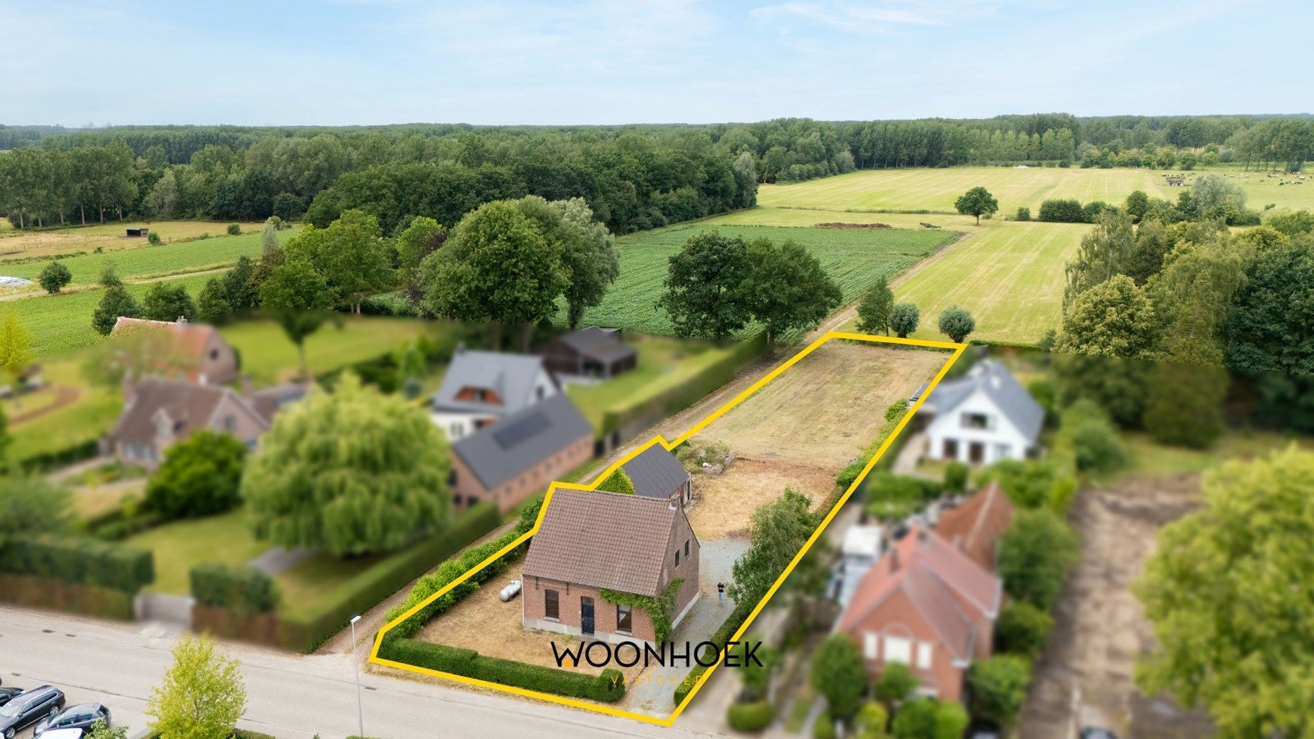 Residentieel gelegen grond 2.295m² met zicht op velden te Eksaarde foto {{pictureIndex}}