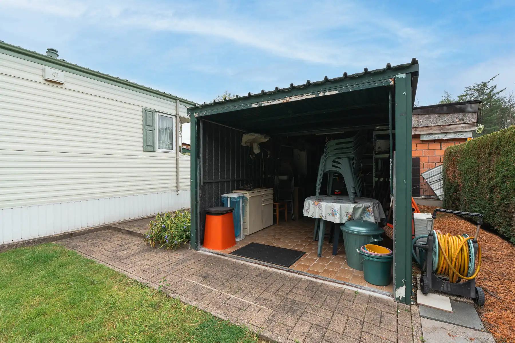 Prachtige agrarische tuin met caravan foto 34