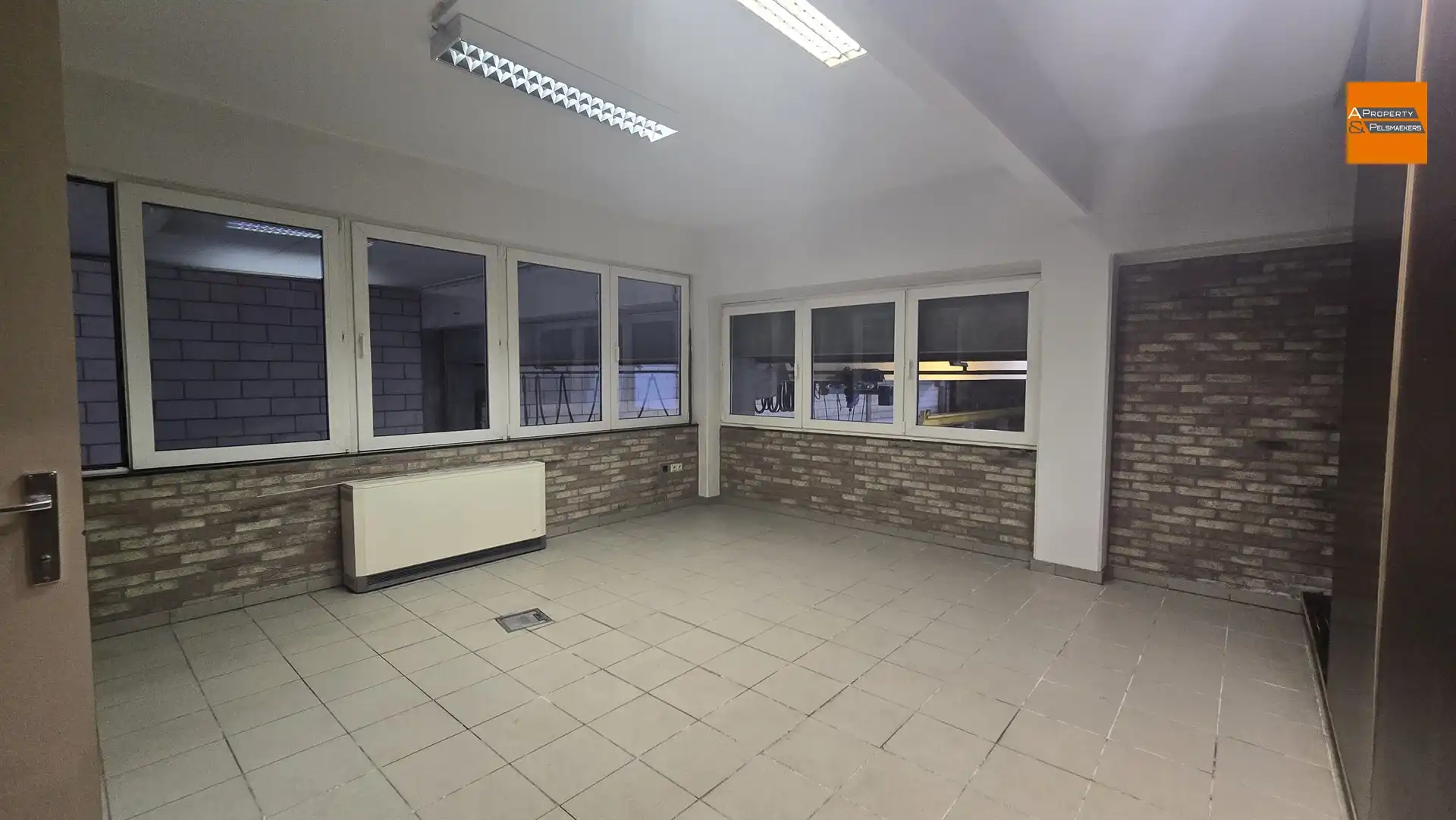 Groot Magazijn/Atelier (1050 m²) met Kantoorruimte (140 m²) te Laken (Mutsaard) foto 28
