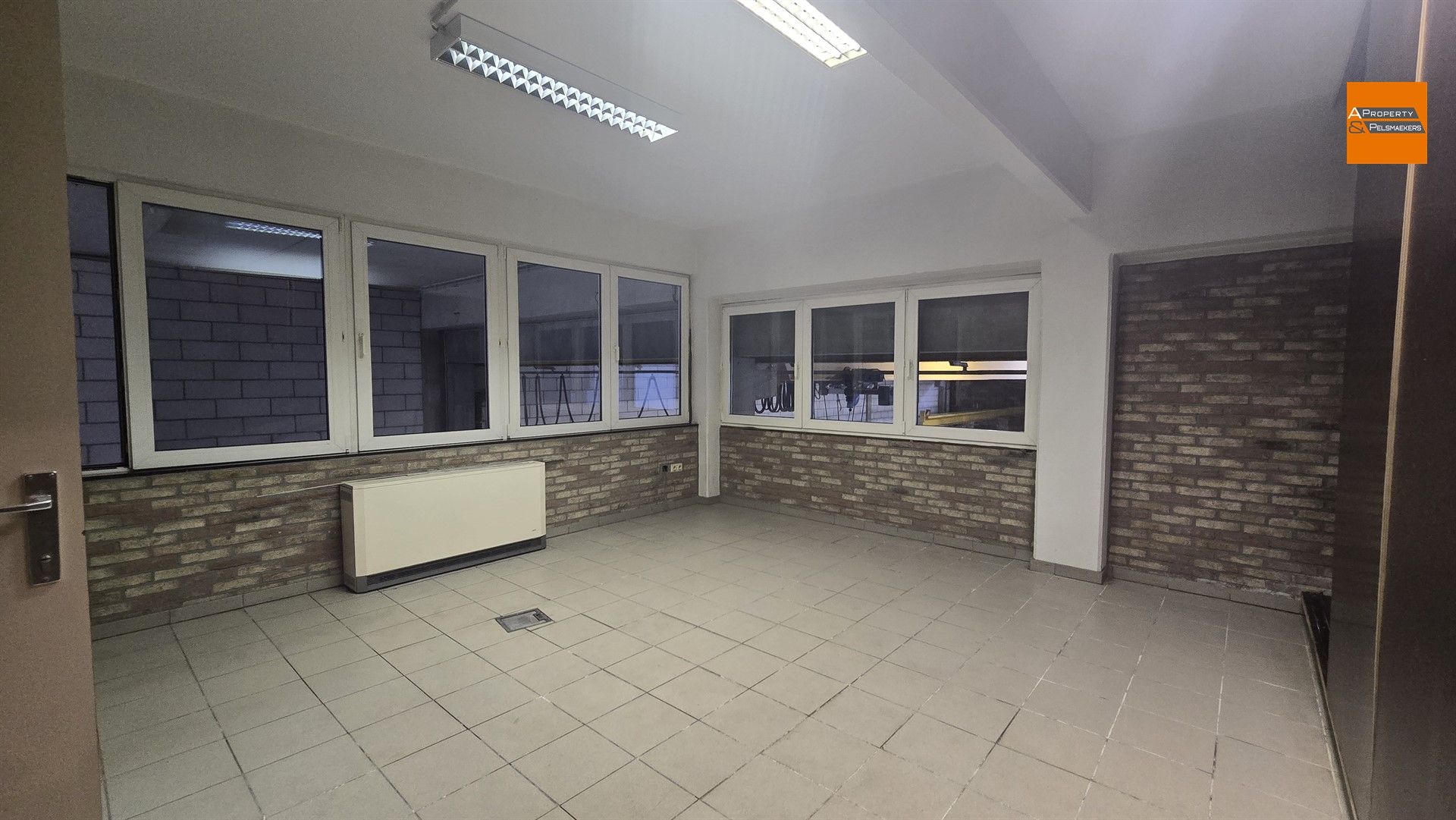 Groot Magazijn/Atelier (1050 m²) met Kantoorruimte (140 m²) te Laken (Mutsaard) foto 28