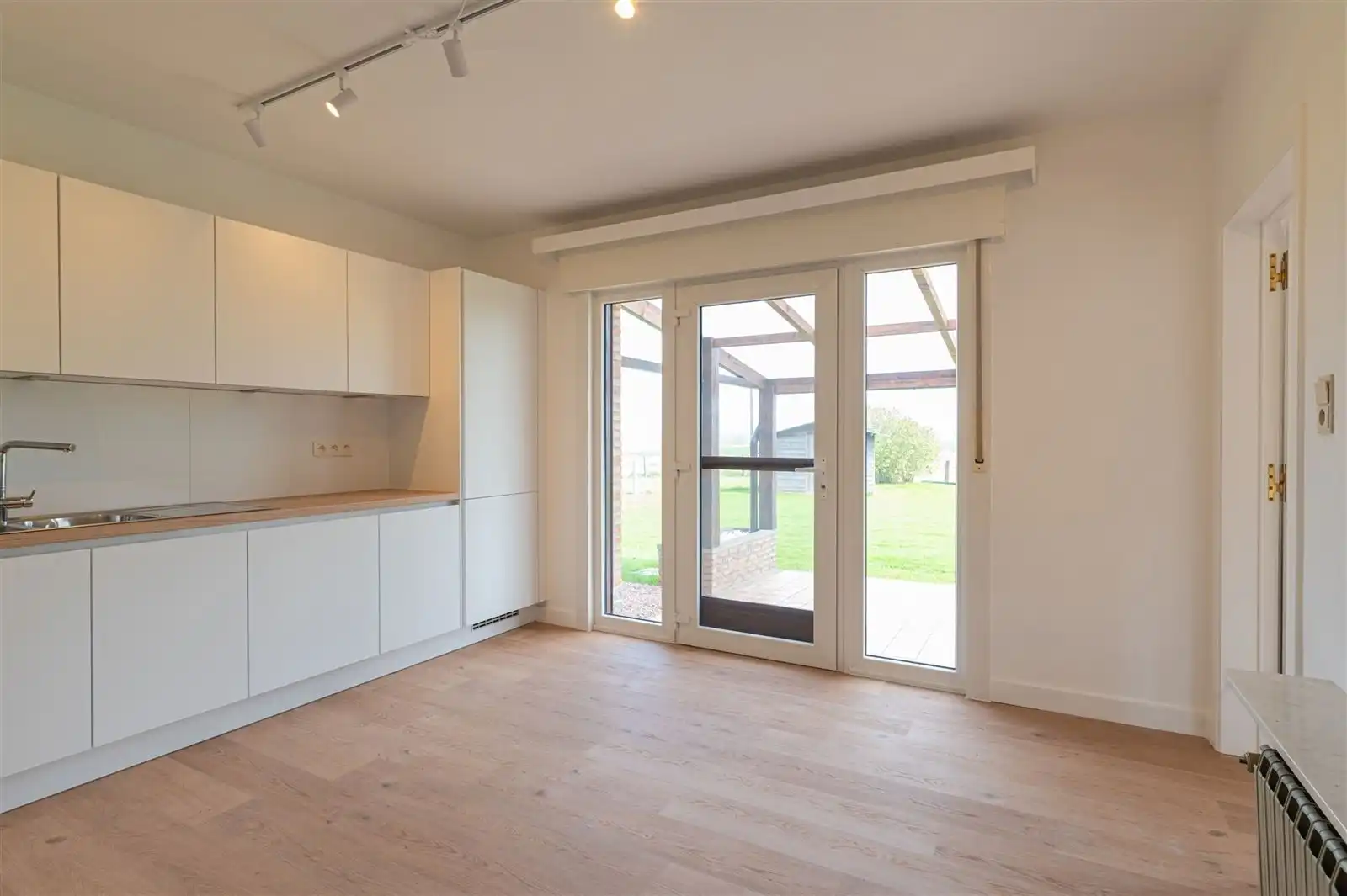 Landelijk gelegen 4-gevel villa - volledig vernieuwd foto 11