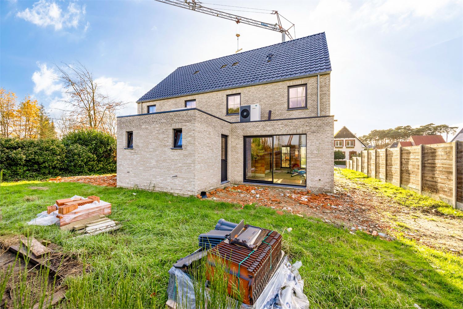 Idealis Vastgoed – Charmante CASCO+ woning met 2 tot 3 ruime slaapkamers, ruime woonkamer met open keuken, berging, achterinkom met wasruimte, badkamer en met maar liefst 18 zonnepanelen. De woning is gelegen op een rustig perceel aan de bosrand. foto 14