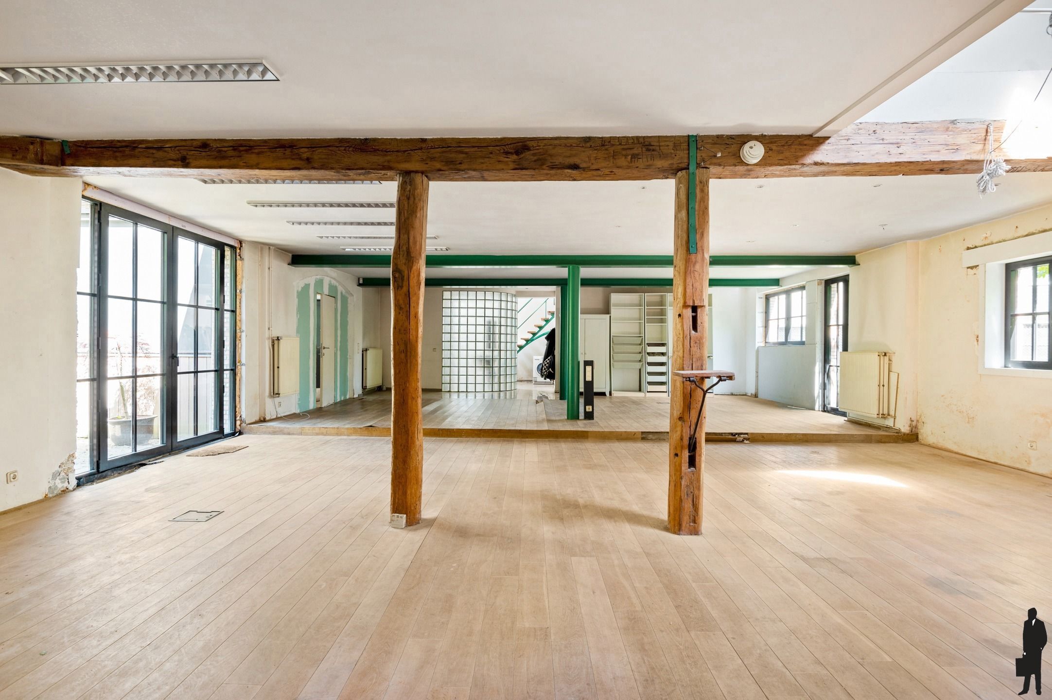 Unieke te renoveren hoevewoning met mooie parktuin foto 17