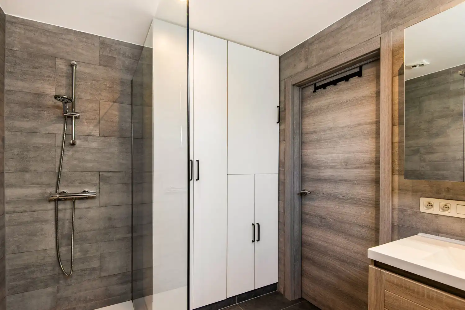 Grotendeels gerenoveerde woning op leuke locatie in Broechem! foto 7