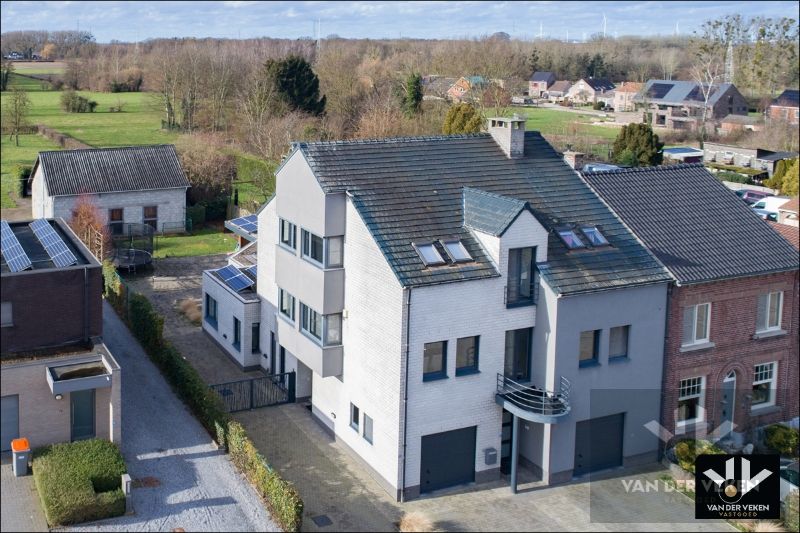 TWEEWOONST MET PAARDENSTALLEN EN WEILAND OP RUIM PERCEEL 37A21CA IN LANDELIJKE OMGEVING foto {{pictureIndex}}