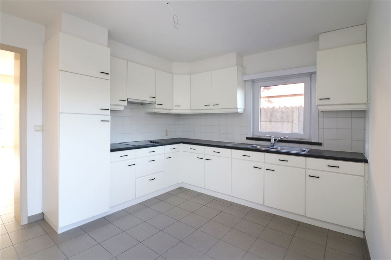 Woning met 2 slpk, terras, autostaanplaats onder de carport foto 6