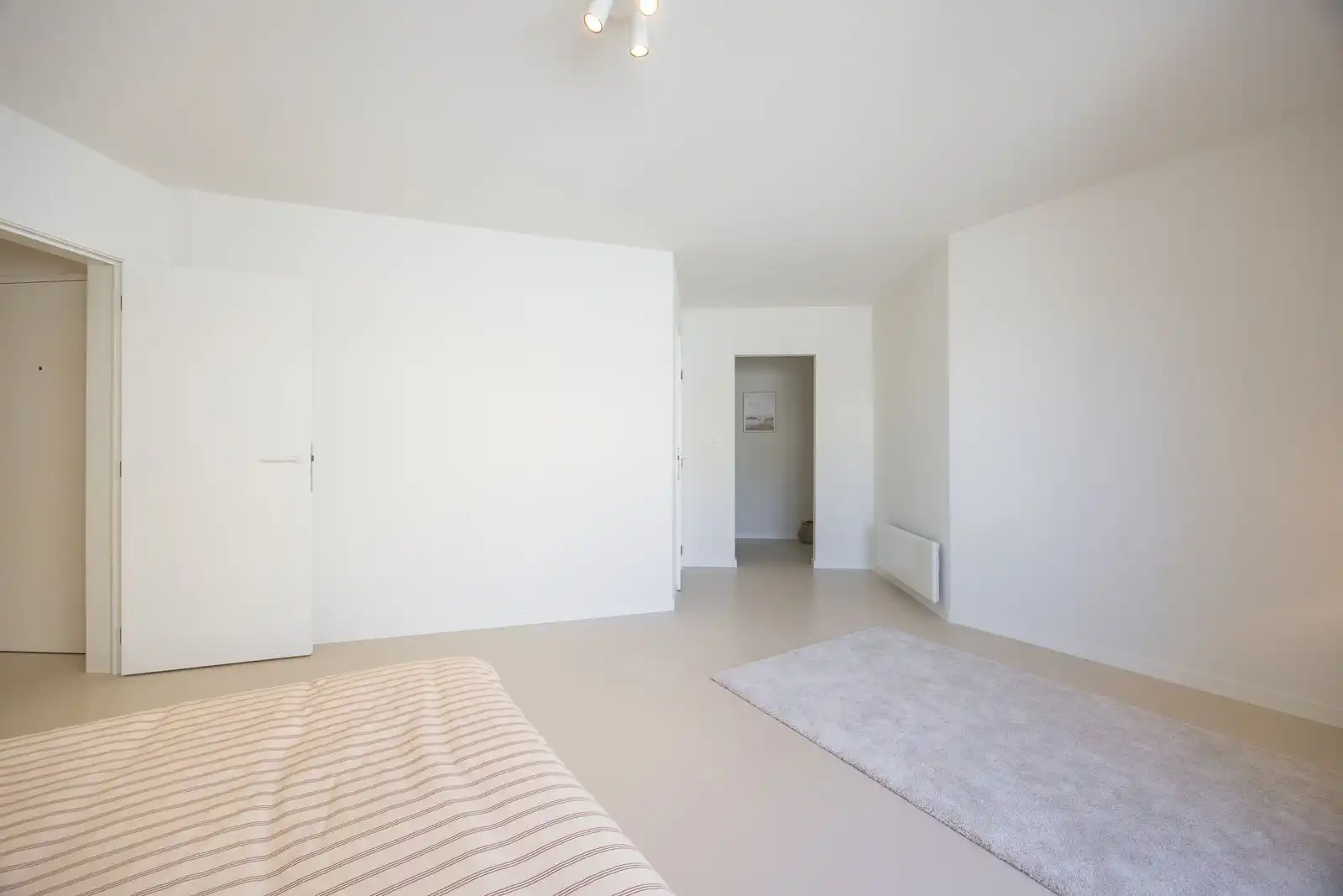 TOPAANBOD! Gerenoveerd hoekappartement met terras , 3 slaapkamers, vlakbij zee foto 8