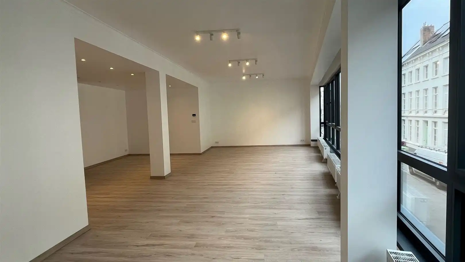 Gloednieuw gerenoveerd appartement met 2 suites  foto 3