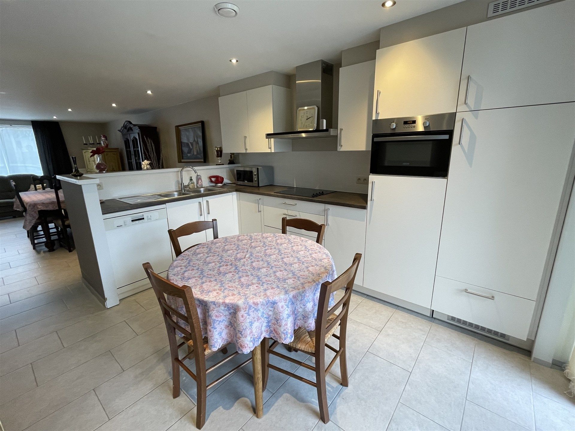 Mooi en centraal gelegen ruim gelijkvloers appartement met terras en tuintje. foto 9