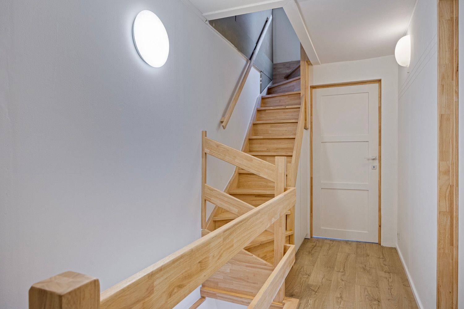 INSTAPKLARE EN VOLLEDIG GERENOVEERDE WONING TE DIEST! foto 16