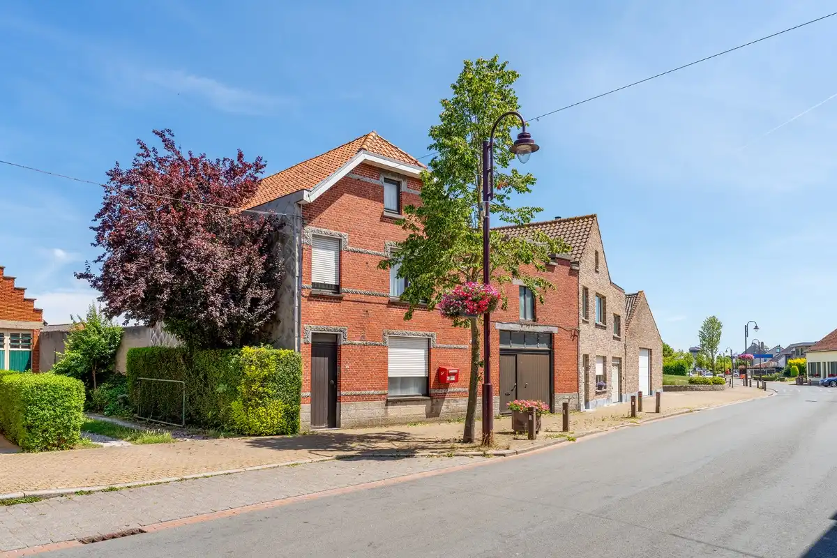 Charmante woning met ruime garage in Klemskerke foto {{pictureIndex}}