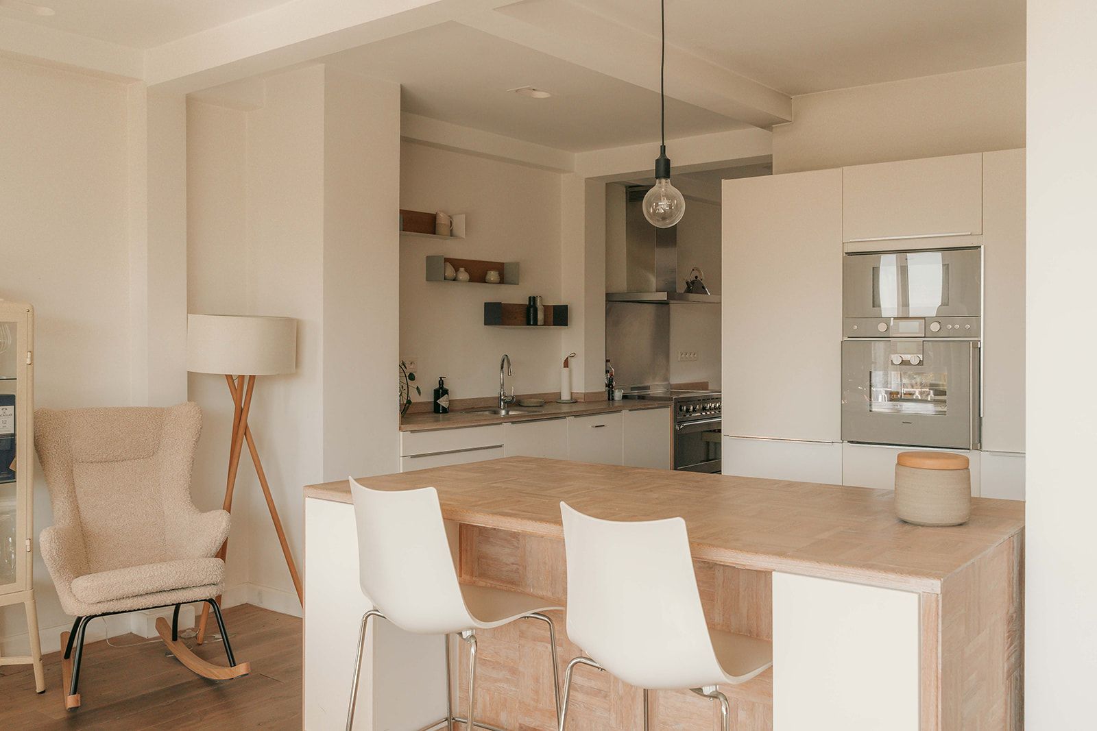 Licht overgoten, tijdloze penthouse met wijds uitzicht over de Harmoniewijk (tot aan Nieuw Zuid) foto 8