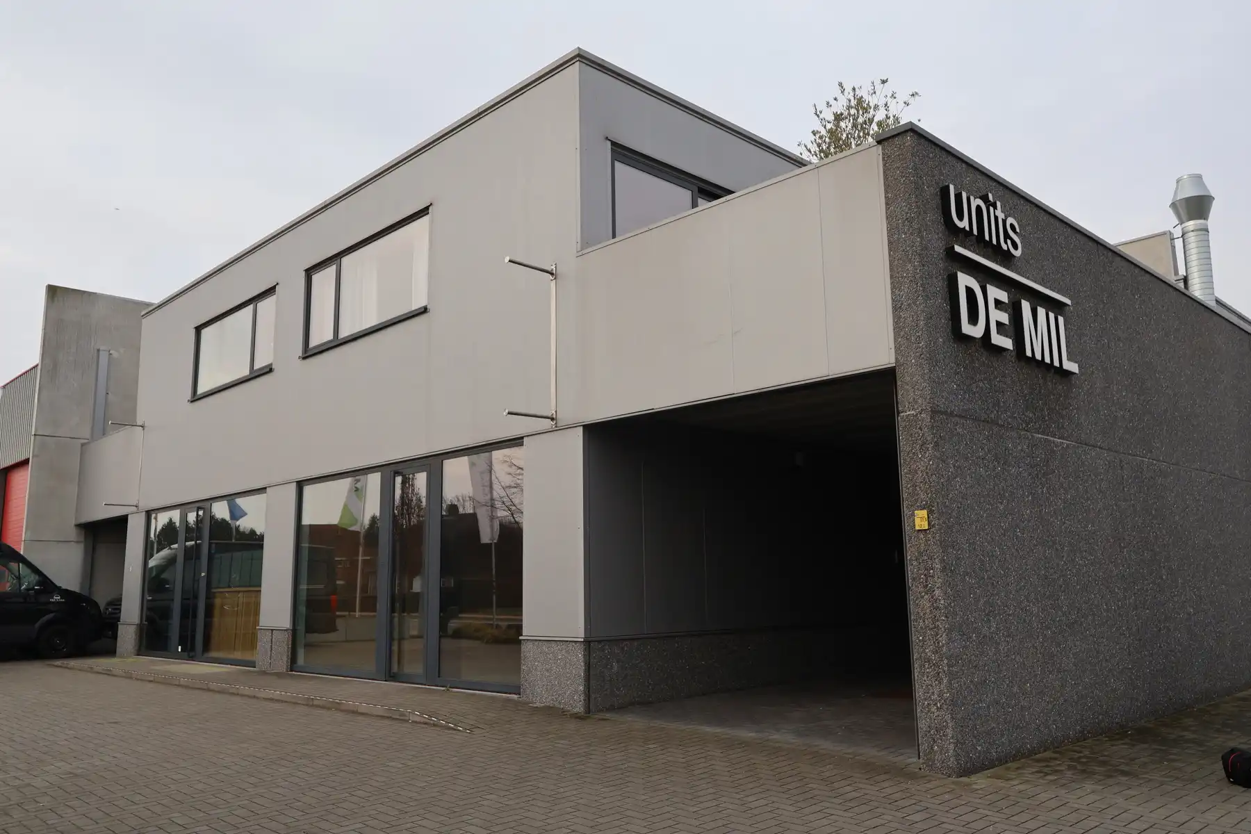 Opslagruimte/ winkelruimte van ca 200 m² op bedrijventerrein De Mil. foto 2